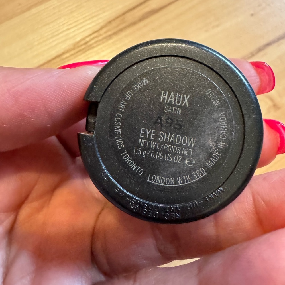 MAC Cosmetics warm toned mauve Eyeshadow Matte Finish in Haux - Picture 4 of 5